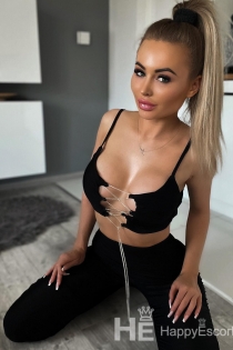 Nona, Miaka 24, Budapest / Hungaria Wasindikizaji - 1