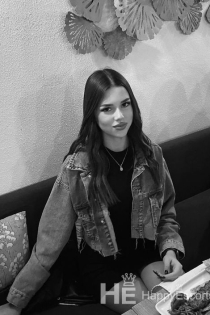 Ela, 28 éves, Tirana/Albánia kísérők – 2