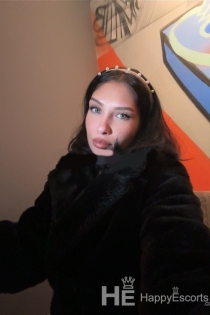 Venera, 24 éves, Tirana/Albánia kísérők – 2