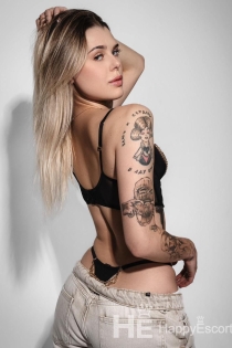 Gloria, Miaka 23, Budapest / Hungaria Wasindikizaji - 1