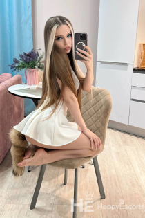 Kler, Miaka 23, Budapest / Hungaria Wasindikizaji - 3