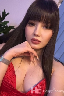 Bella, Usia 22, London / Pengawal Inggris - 8