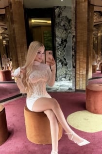 Nora, 23 yaşında