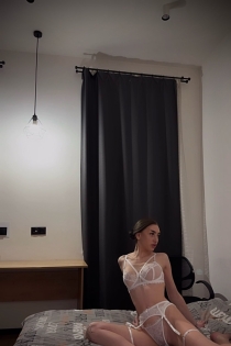 Maya, 19 let, Zürich / Švica Spremljevalci - 2