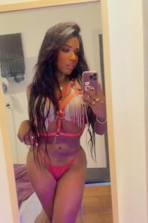 Valery exoctica solo para hombres solventes, Age 28 - 3