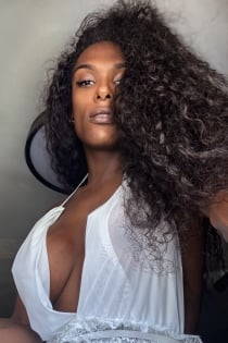 Thaysa Muneratti, wiek 27 - 12