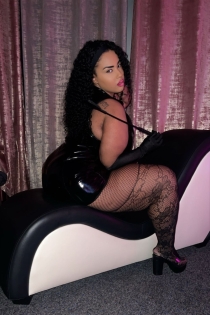 Isabel, 30 éves, Tirana/Albánia kísérők – 6