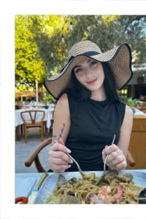 Χλόη, Ηλικία 25, Πρίστινα / Κόσοβο Συνοδοί - 2