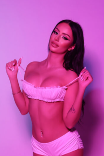 hayes, Ηλικία 21, Τίρανα / Αλβανία Συνοδοί - 2