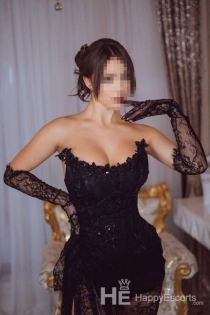 Elie, Ηλικία 26, Τίρανα / Αλβανία Συνοδοί - 4