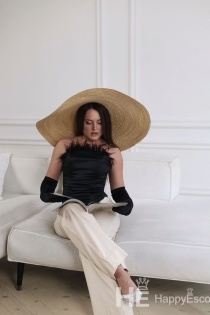 Beatric, Age 23, Cannes / France Escorts - 4