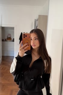Alona, 22 yaşında.
