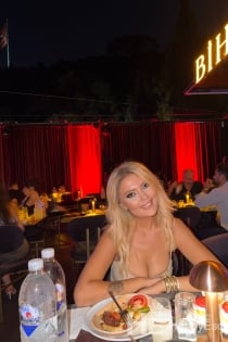 Elif, 23 yaşında