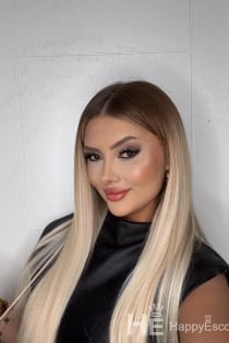 Elif, 23 yaşında