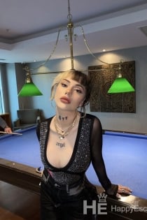 Angella, 22 yaşında