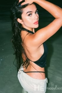 Anisa, 19 anos