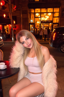 Lina, 22 yaşında