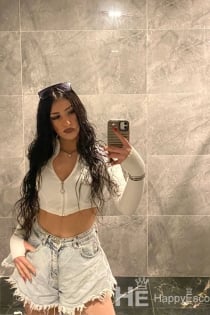Aleyna, 22 yaşında.