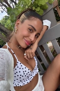 Mía, Age 32 - 9