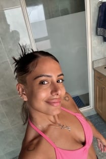 Mía, Age 32 - 11
