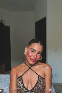 Mía, Age 32 - 7
