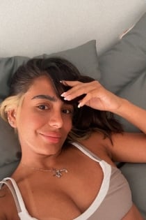 Mía, Age 32 - 10