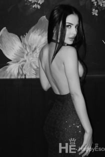 Asena, 22 yaşında.