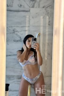 Alicia, 28 yaşında