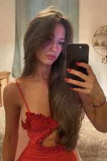 ミナ、24歳