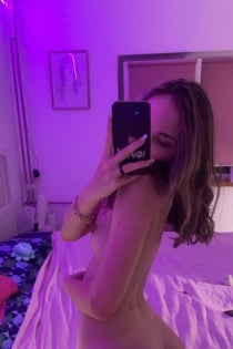 Lisa, hãy gọi cho tôi theo số 647 491-8433, tôi 26 tuổi.