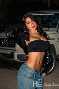 Reyana, 27 yaşında.