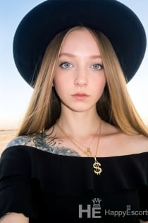 アリサ、23歳