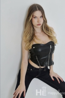 Almila, Alter 22