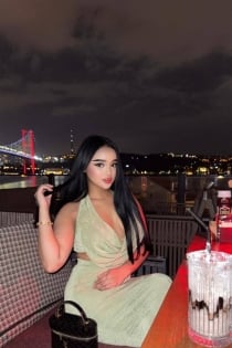 Zuhra, 20 yaşında.