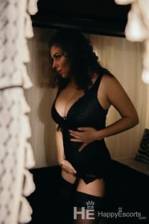 Curly Veronika, Age 31 - 6